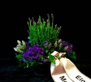Grabschale mit Schleife für den Friedhof Westheim